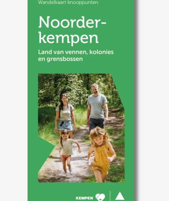Groene voorzijde van de wandelknooppuntenkaart ‘Noorderkempen – Land van vennen, kolonies en grensbossen’. Op de foto wandelt een gezin met twee volwassenen en twee kinderen over een zonnig bospad. Onderaan staan de logo’s van Kempen en Provincie Antwerpen.