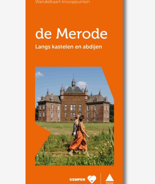 Oranje voorzijde van de wandelknooppuntenkaart ‘De Merode – Langs kastelen en abdijen’. Op de foto wandelt een vrouw in een oranje jurk door een groen landschap, met op de achtergrond een groot historisch kasteel.
