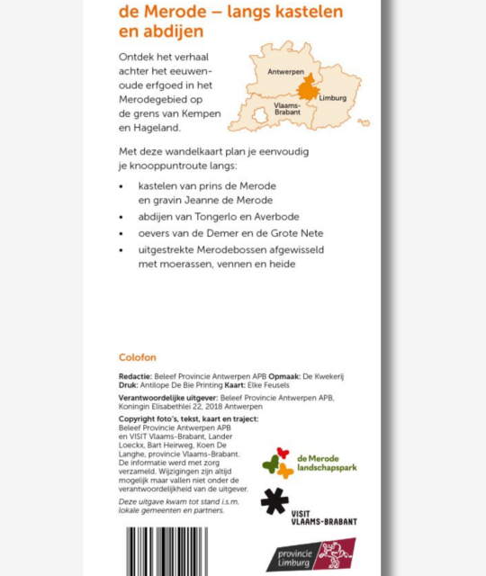 Witte achterzijde van de wandelknooppuntenkaart ‘De Merode – Langs kastelen en abdijen’. De tekst beschrijft wandelroutes langs kastelen, de abdijen van Tongerlo en Averbode, de Demer, de Grote Nete en de Merodebossen. Rechtsboven staat een overzichtskaart van de regio. Onderaan staan de uitgeversgegevens, partnerlogo's en een barcode.