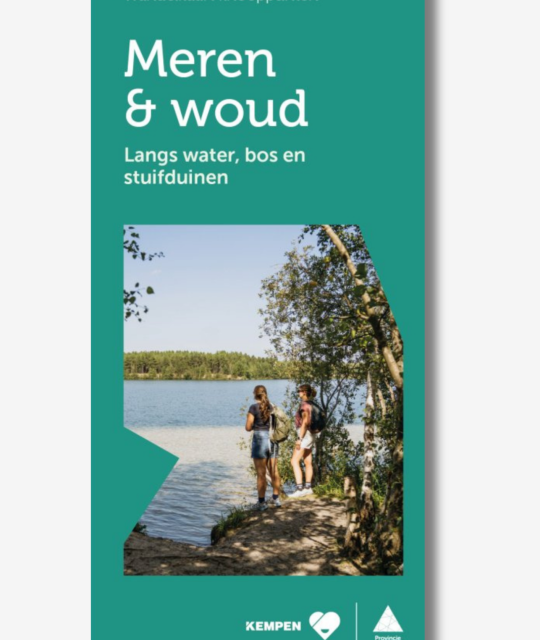 Turquoise voorzijde van de wandelknooppuntenkaart ‘Meren & woud – Langs water, bos en stuifduinen’. Op de foto staan twee wandelaars met rugzakken aan de oever van een meer, omringd door bomen en groene natuur.